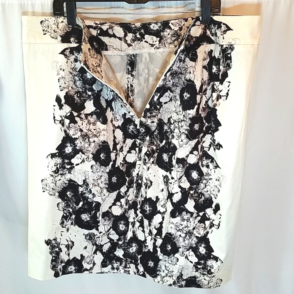 Lane Bryant Women's Plus Size Pencil Skirt Black and White Floral Size 20 - Picture 3 of 4